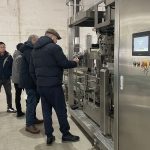 Damos una calurosa bienvenida a los clientes extranjeros para que visiten nuestra empresa para inspeccionar el equipo de empacado secundario.